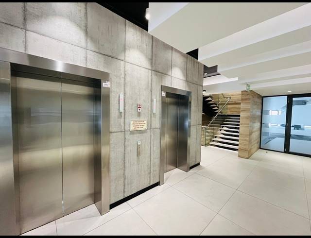 348M² OFFICE TO LET IN VORNA VALLEY